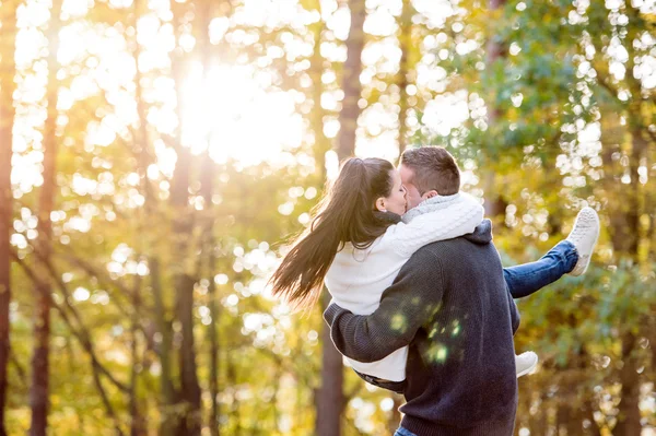 Casal apaixonado na floresta de outono — Fotografia de Stock