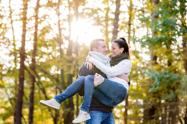 Casal apaixonado na floresta de outono — Fotografia de Stock