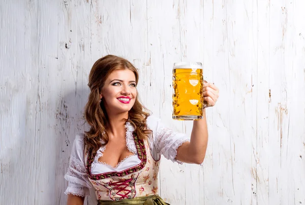 Mulher em vestido bávaro segurando cerveja — Fotografia de Stock