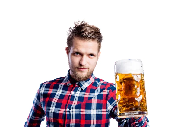 Mann im karierten Hemd hält Bier in der Hand — Stockfoto