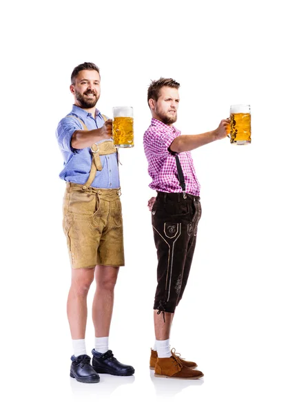 Homens de roupas bávaras segurando cerveja — Fotografia de Stock