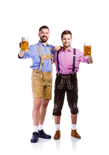 Mężczyźni w bawarskich ubraniach z kubkami piwa — Zdjęcie stockowe