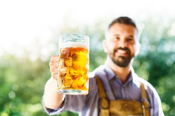 Homem de roupas bávaras com caneca de cerveja — Fotografia de Stock