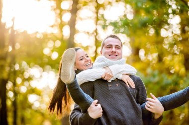 Sonbahar ormanında aşık çift