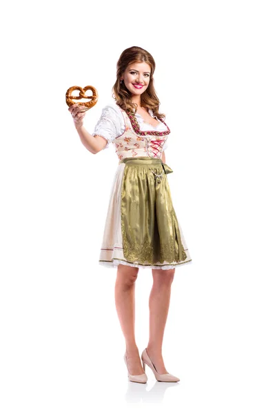 Žena v bavorské šaty hospodářství preclík — Stock fotografie