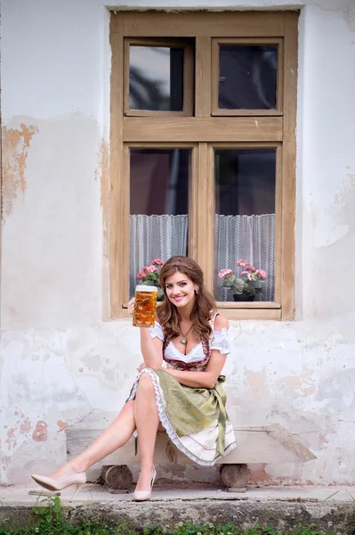 Frau in bayerischer Tracht mit Bierkrug — Stockfoto