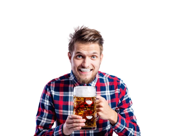 Homem de camisa marcada bebendo cerveja — Fotografia de Stock