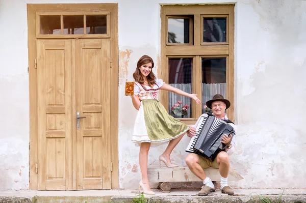 Casal em roupas tradicionais da Baviera — Fotografia de Stock