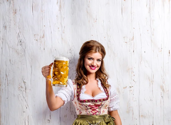 Mulher em vestido bávaro segurando cerveja — Fotografia de Stock