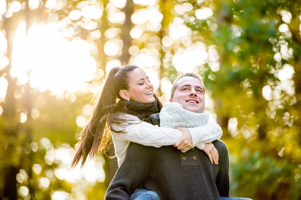 Pareja enamorada en bosque otoñal — Foto de Stock