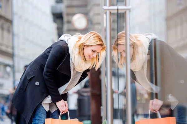 Ventana de mujer de compras en el centro de la ciudad. Invierno —  Fotos de Stock