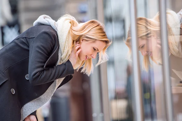 Ventana de mujer de compras en el centro de la ciudad. Invierno — Foto de Stock