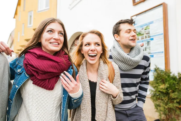 Grupp ungdomar som har roligt i stan — Stockfoto