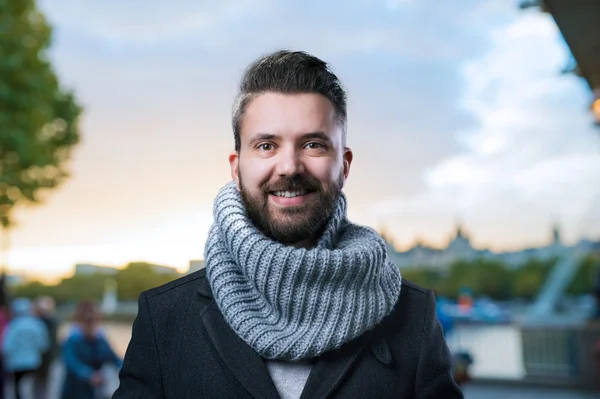 Hipster hombre en ropa de invierno en la ciudad — Foto de Stock