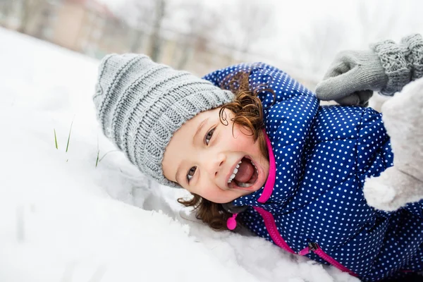 Linda niña jugando al aire libre en la naturaleza de invierno —  Fotos de Stock