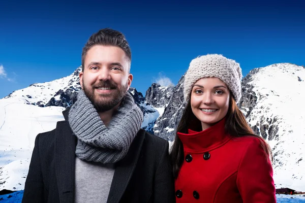 Bella giovane coppia in abiti invernali in montagna d'inverno — Foto Stock