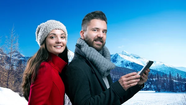 美丽的年轻夫妇，在冬天的衣服，在冬天山 — 图库照片