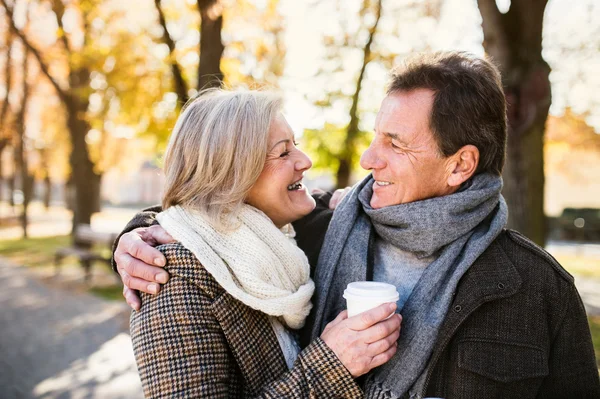 Seniorenpaar im Park trinkt Kaffee. — Stockfoto