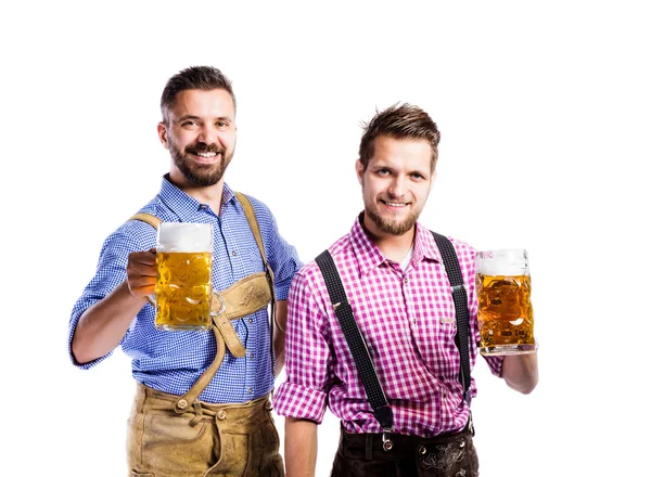 Män i bayerska kläder med öl — Stockfoto