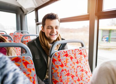 genç adam bu tarafından seyahat 