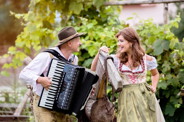 Paar in bayerischer Tracht mit Ziehharmonika — Stockfoto