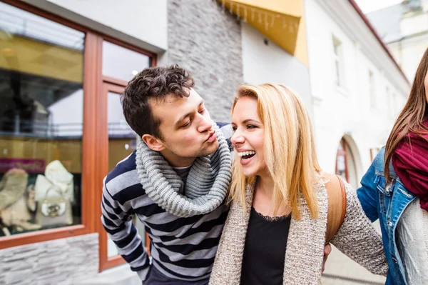 Jong koppel in liefde in de stad — Stockfoto