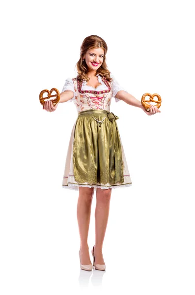 Bella donna in abito bavarese con pretzel — Foto Stock