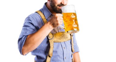 Bira kupa tutan Bavyera giysili tanınmayan adam