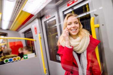 Metro tren akıllı telefon olan güzel kadın