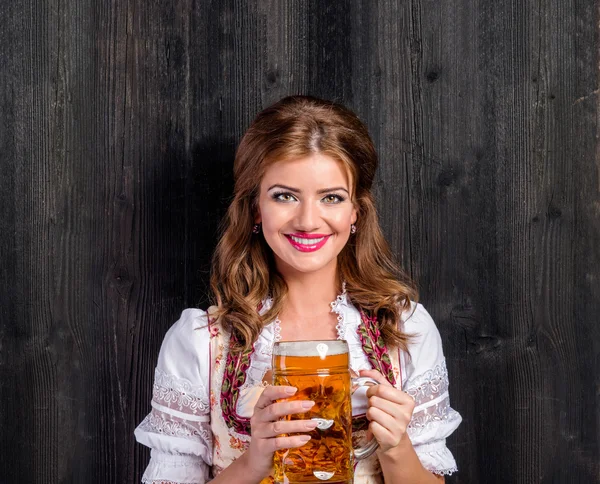 Mujer en vestido bavariano tradicional con cerveza — Foto de Stock