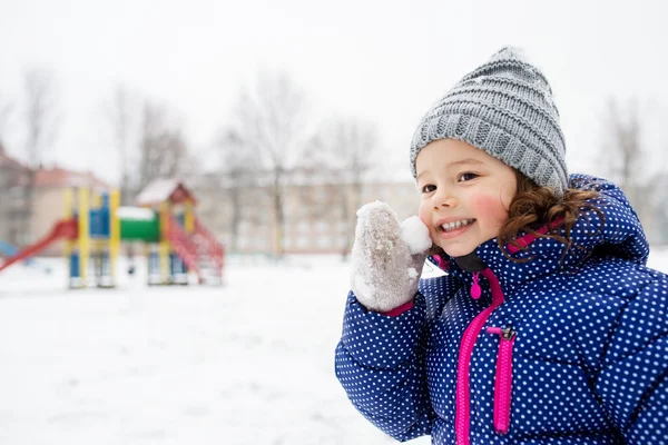 Menina bonito jogando fora no inverno natureza — Fotografia de Stock