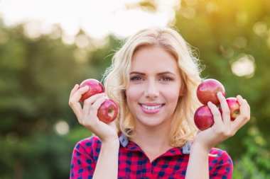 Güzel kadın elma, hasat onları yemek