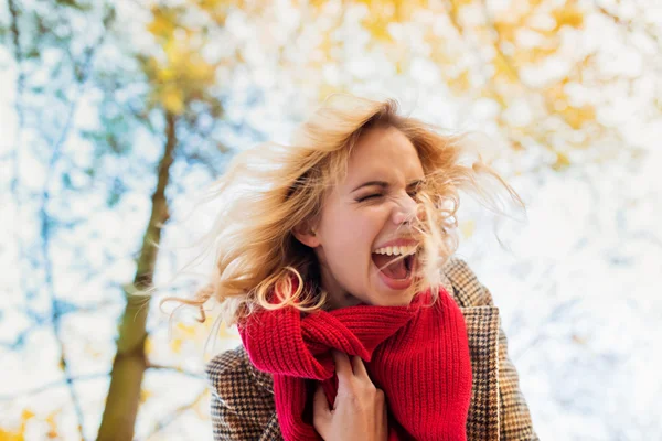 Femme en manteau à carreaux riant dans le parc d'automne — Photo