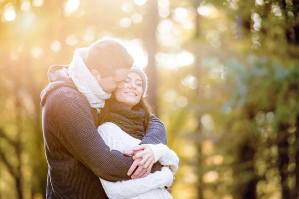 Young couple in autumn nature. — Stock Photo, Image