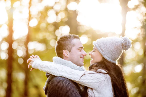 Young couple in autumn nature. — Stock Photo, Image