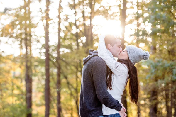 Jovem casal no outono natureza . — Fotografia de Stock