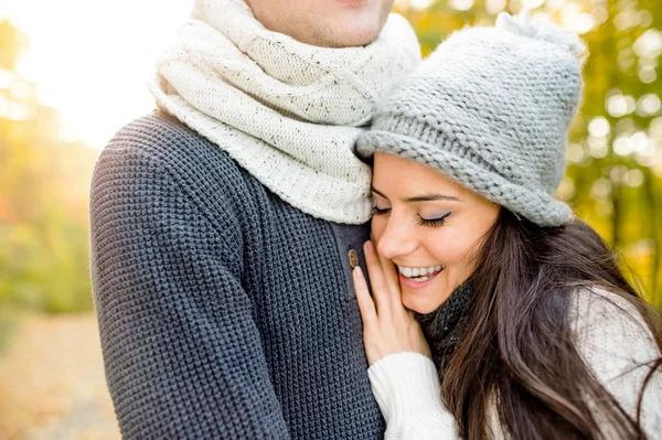 Young couple in autumn nature. — Stock Photo, Image