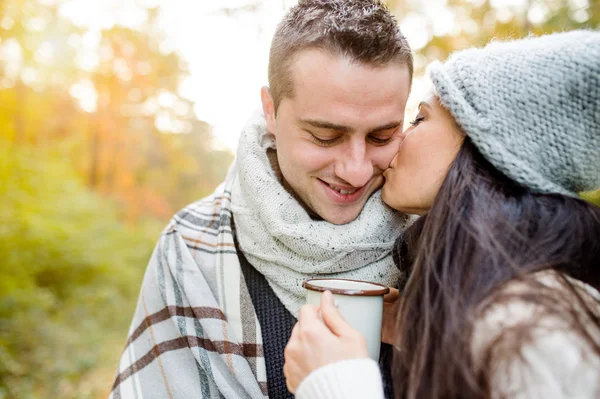 Jovem casal no outono natureza . — Fotografia de Stock