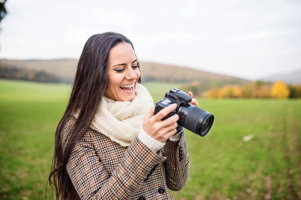 Mujer joven con cámara tomando fotos —  Fotos de Stock