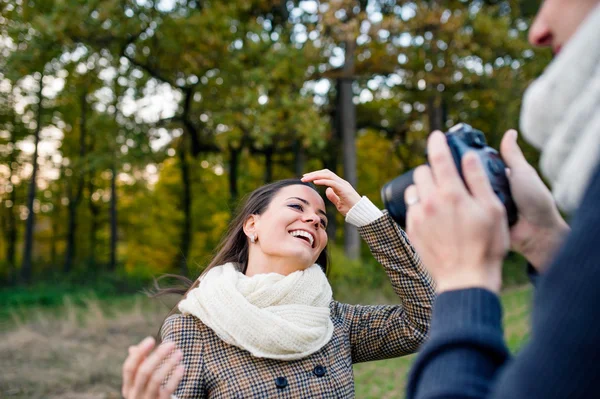 Adam kadını fotoğrafını çekmek. — Stok fotoğraf