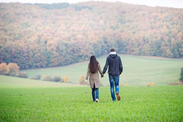 Jovem casal em passeio na natureza outono . — Fotografia de Stock