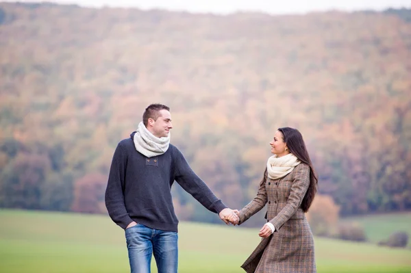 Joven pareja en paseo en otoño naturaleza . — Foto de Stock