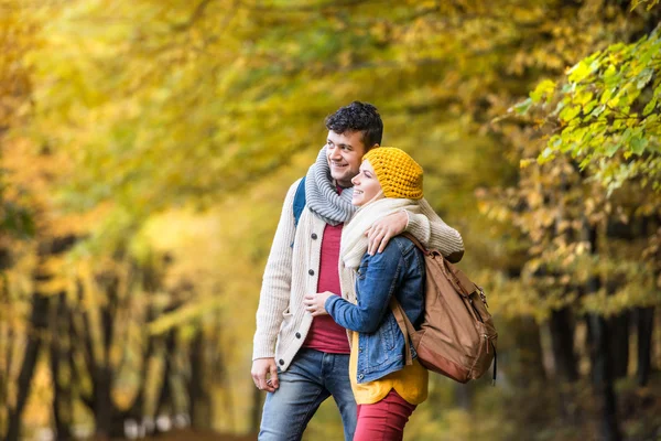 Pareja a pie en el bosque de otoño — Foto de Stock