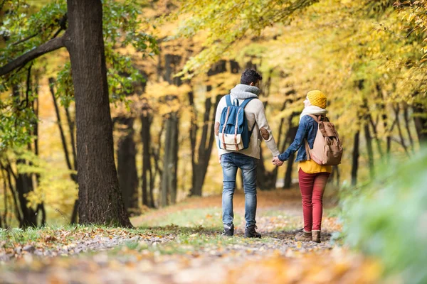 Casal em passeio na floresta de outono — Fotografia de Stock