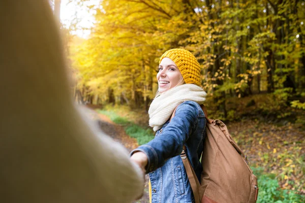 Coppia a piedi nella foresta autunnale — Foto Stock