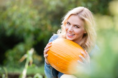 Kabak hasat bahçede genç kadın