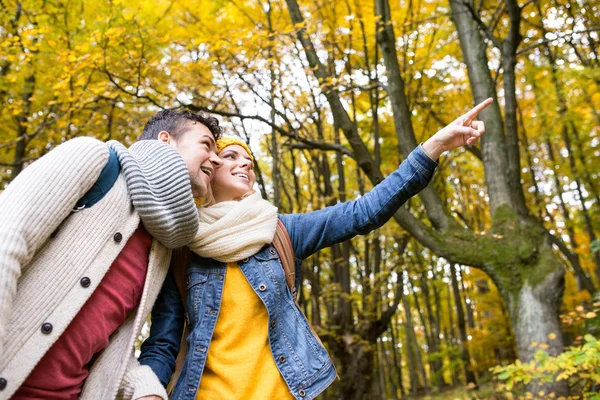 Casal em passeio na floresta de outono — Fotografia de Stock