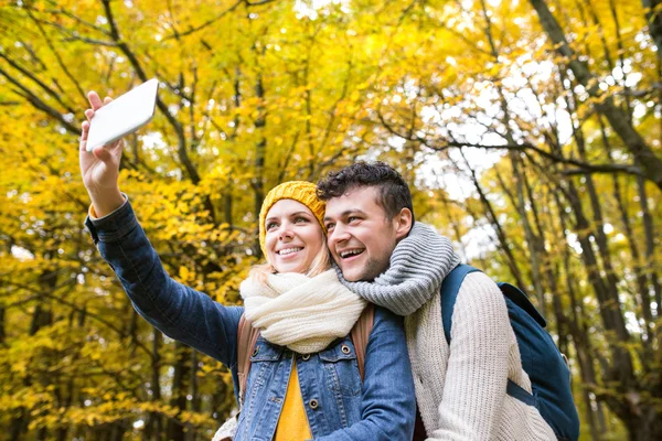 Genç çift ormanda selfie çekiyor. — Stok fotoğraf