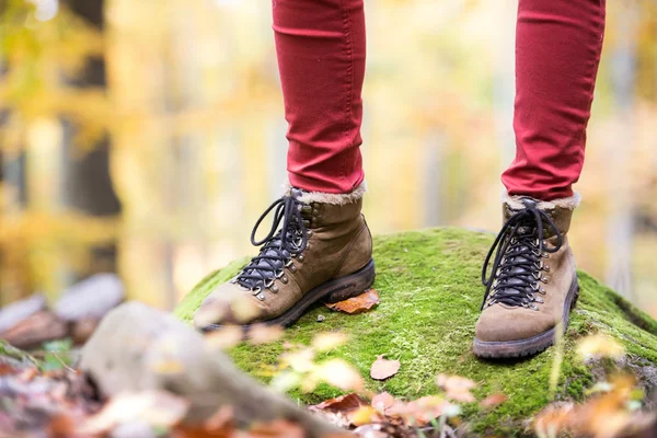 Jambes de femme en automne nature — Photo