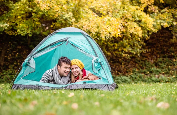 Belo casal acampar na tenda — Fotografia de Stock